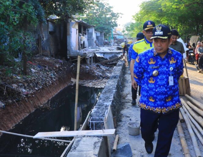 
 Penjabat (Pj) Wali Kota Tangerang, Dr. Nurdin, S.Sos.M.Si saat Meninjau Penataan Kali Sipon Cipondoh. Foto: ist
