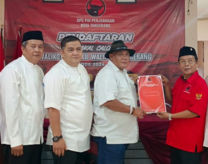 
 Bakal Calon Wali Kota Tangerang Maryono Hasan diwakili keluarga mengambil Formulir Pendaftaran Penjaringan di PDI Perjuangan. Foto: ist