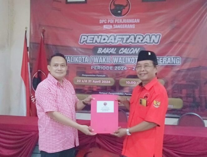 
 Bos Media Tangerang Raya yang juga Bakal Calon Wali Kota Tangerang Helmy Halim saat mengembalikan formulir pendaftaran penjaringan DPC PDIP Kota Tangerang. Foto: ist