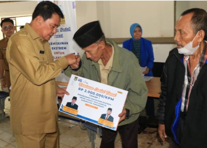
 Sekretaris Daerah Kabupaten Tangerang Moch Maesyal Rasyid saat menyerahkan bantuan sosial tunai kepada 1.000 Lansia. Foto: ist