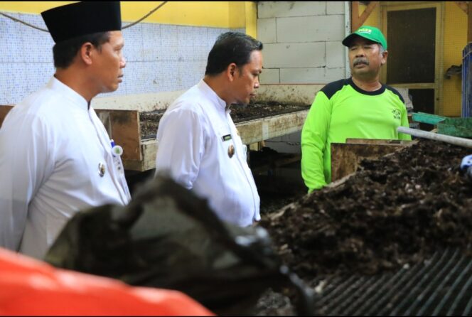 
 Pj Wali Kota Tangerang Dr Nurdin,S.Sos.,M.Si saat meninjau TPS3R. Foto: ist