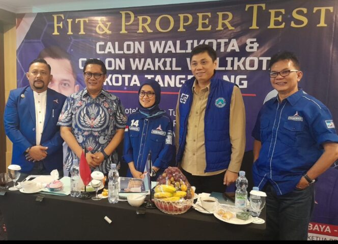 
 Bakal Calon Wali Kota Tangerang Maryono Hasan bersama Wasekjen DPP Demokrat Jansen Sitindaon, Ketua DPD Demokrat Banten Hj.Iti Octavia Jayabaya dan Ketua DPC Demokrat Kota Tangerang Asep Hidayat. Foto: ist