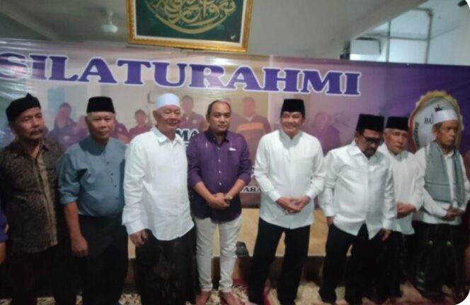 
 Sekretaris Daerah Kabupaten Tangerang Moch Maesyal Rasyid bersama Komedian Azis Gagap saat Menghadiri Silaturahmi Tokoh Masyarakat Tangerang Utara. Foto: Ist