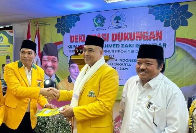
 Ketua DPD Golkar Provinsi DKI Jakarta Ahmed Zaki Iskandar saat menerima mandat dukungan dari Ormas Partai Golkar Satkar Ulama. Foto: iat