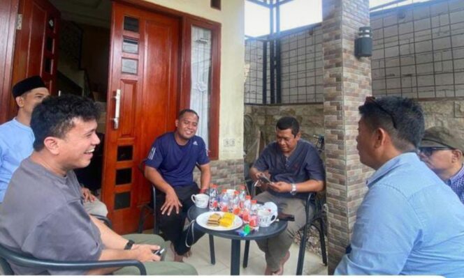 
 Bakal Calon Wali Kota Tangerang, Faldo Maldini menyempatkan ngopi dan ngobrol bareng dirumah warga saat Blusukan di Kota Tangerang. Foto: ist