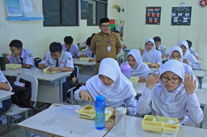 
 Suasana Pembiasaan Makan Bergizi Gratis di SMPN 12 Kota Tangerang. Foto: ist