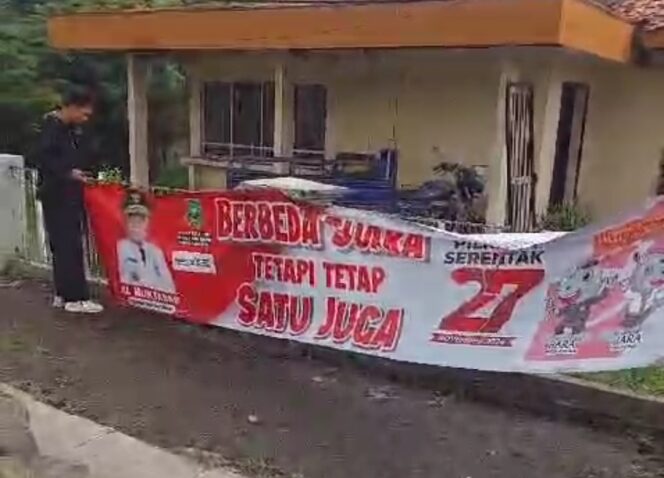 
 Petugas Satpol PP saat mencopot kembali Spanduk bergambar Pj Gubernur Banten yang menimbulkan polemik. Foto: Ist