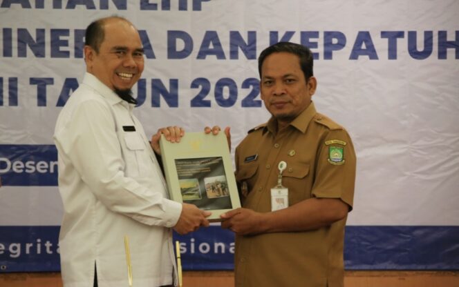 
 Kepala BPK RI Perwakilan Provinsi Banten, Dede Sukarjo saat Menyerahkan LHP BPK kepada Pj Wali Kota Tangerang Dr Nurdin. Foto: ist