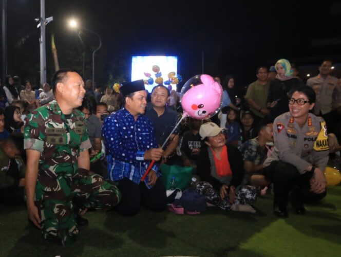 
 Pj Wali Kota Tangerang Dr Nurdin bersama Wakapolres Metro Tangerang Kota AKBP Yolanda Evalyn Sebayang saat monitoring malam Pergantian Tahun Baru 2025. Foto: ist
