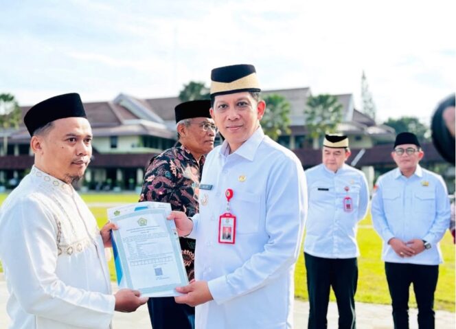 
 Pj. Bupati Andi Ony didampingi oleh Kepala KanKemenag dan Sekda Soma Atmaja memberikan Sertifikat Tanah Wakaf, Ijin Operasional pondok Pesantren, dan tanda daftar rumah ibadah. Foto: Ist