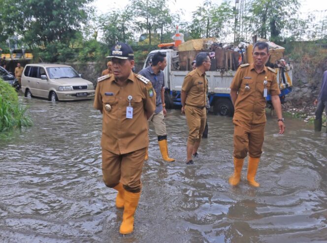 
 Pj Wali Kota Tangerang Dr Nurdin saat meninjau lokasi langganan genangan. Foto: ist