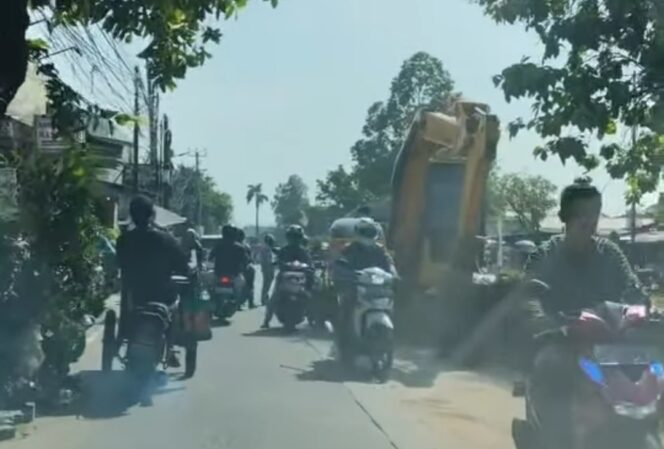 
 Suasana Macet Jalan Irigasi Sipon Cipondoh. Foto: TangerangPos 