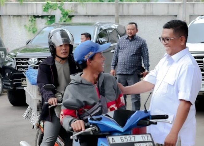 
 Ketua DPD Gerindra Banten sekaligus Gubernur Banten terpilih Andra Soni saat menyapa Warga penerima Makan Siang Gratis Setiap Hari di DPD Gerindra Banten. Foto: Imam DJM 