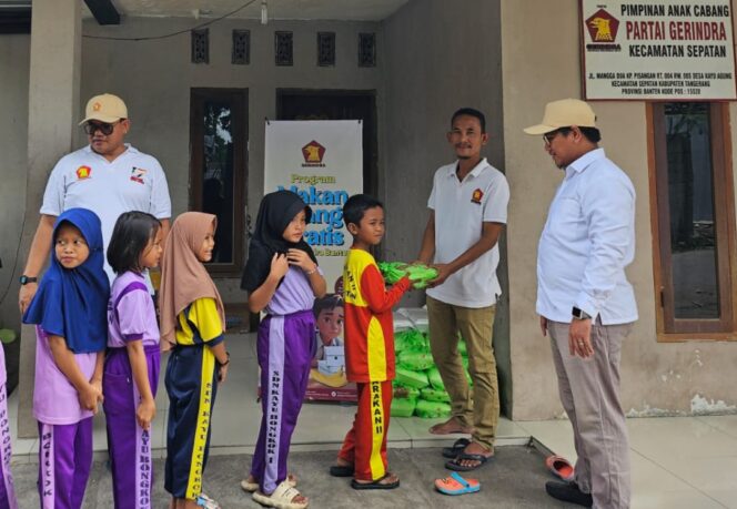 
 Sekretaris DPC Gerindra Kabupaten Tangerang, H.Izuk Muluk beserta Jajaran PAC Gerindra Kecamatan Sepatan saat Mendistribusikan Program Makan Siang Gratis DPD Gerindra Banten. Foto: TangerangPos 