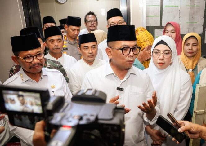 
 Gubernur Banten Andra Soni dan Wali Kota Tangerang Sachrudin usai Safari Ramadhan di Musholla Nurul Iman Babakan Kota Tangerang. Foto: ist