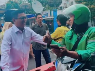 Gubernur Banten Andra Soni saat Berbincang Dengan Masyarakat Yang sedang mengurus Pajak Kendaraannya di Samsat Cikokol Kota Tangerang. Foto: ist