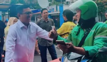Gubernur Banten Andra Soni saat Berbincang Dengan Masyarakat Yang sedang mengurus Pajak Kendaraannya di Samsat Cikokol Kota Tangerang. Foto: ist
