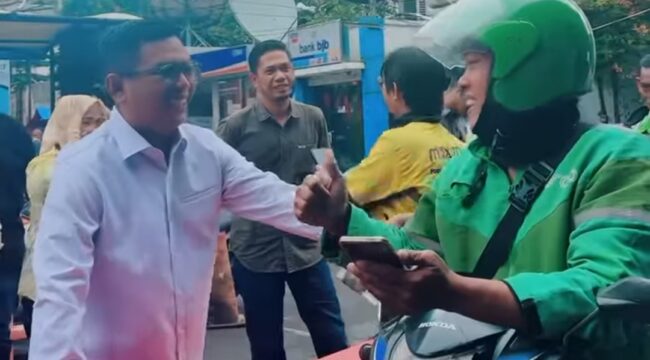 Gubernur Banten Andra Soni saat Berbincang Dengan Masyarakat Yang sedang mengurus Pajak Kendaraannya di Samsat Cikokol Kota Tangerang. Foto: ist