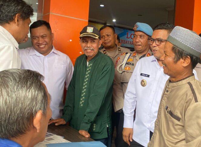 
 Gubernur Banten Andra Soni didampingi Kepala UPTD PPD Balaraja, M.Ali Hanafiah Saat meninjau Pelayanan Pemutihan Pajak di Samsat Balaraja.Foto: ist