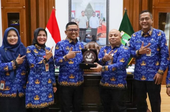 
 Gubernur Banten Andra Soni, Kepala Dinas Kesehatan Provinsi Banten, Ati Pramudji Hastuti dan Kepala BBPOM Serang Mojaza Sirait. Foto: ist