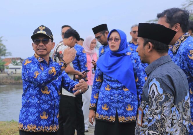 
 Wali Kota Tangerang Sachrudin Didampingi Kepala Bappeda Kota Tangerang, Yeti Rohaeti saat Meninjau Bendungan Pintu Air 10. Foto: ist
