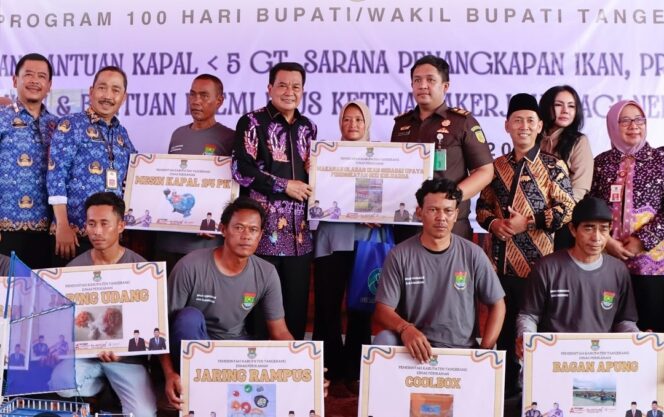 
 Bupati Tangerang Moch Maesyal Rasyid saat Menyerahkan bantuan kepada para nelayan sebagai upaya meningkatkan produktivitas dan kesejahteraan masyarakat pesisir. Foto: ist