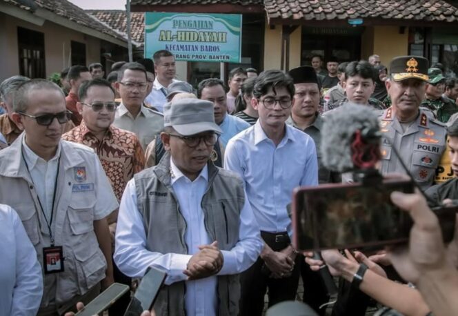 
 Gubernur Banten Andra Soni saat memberikan keterangan pers usai meninjau pelaksanaan PSU Kabupaten Serang. Foto: ist