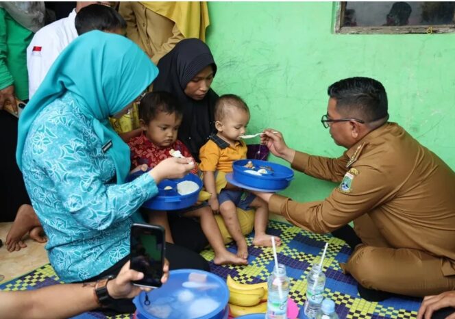 
 Gubernur Banten Andra Soni Didampingi Ketua TP PKK Tinawati Andra Soni terlihat sedang menyuapi salahsatu anak usai mengikuti Launching Gerakan Ayah Teladan Indonesia (GATI) di Memes Pandeglang. Foto: ist