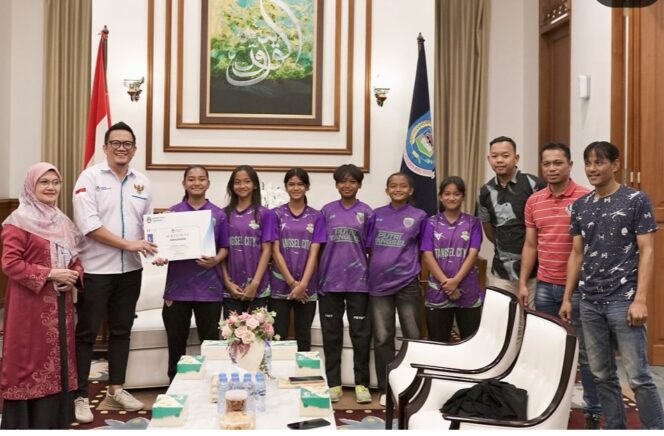 
 Ketua Askot PSSI Kota Tangerang Selatan, Erlangga Yudha Nugraha saat memberikan Apresiasi kepada SSP Putri Kota Tangesel yang berhasil Raih Juara Piala Pertiwi Regional Banten. Foto: ist