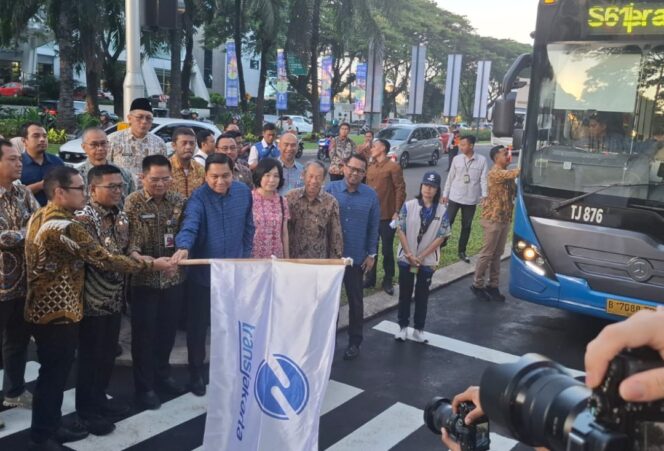 
 Gubernur Banten Andra Soni saat melepas keberangkatan perdana rute baru Transjabodetabek Blok M – Alam Sutera dalam seremoni flag off di Halte Alam Sutera. Foto: ist