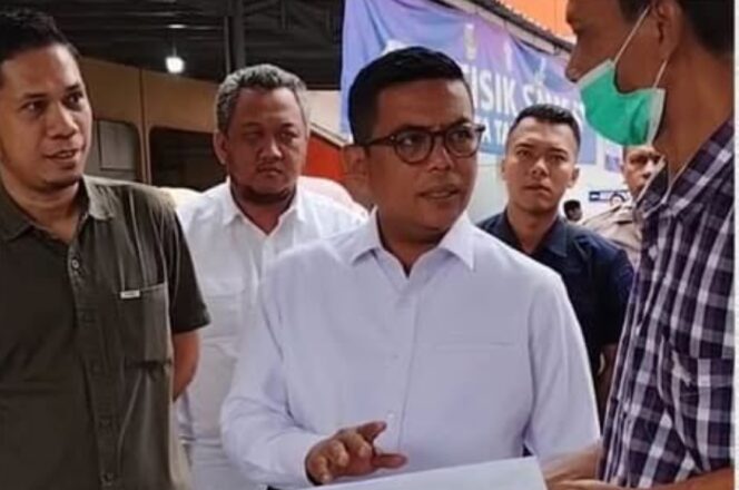 
 Gubernur Banten Andra Soni Didampingi Plt.Kepala UPTD PPD Samsat Cikokol Awal Pasenggong saat Meninjau Pelayanan Gerai Samsat Cikokol. Foto: TangerangPos 