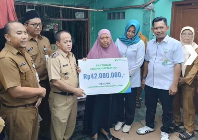 
 Kepala Dinas Sosial Kota Tangerang, Mulyani saat menyalurkan santunan jaminan kematian kepada ahli waris Petugas Operator Data Dinsos di Kelurahan Neglasari, bernama Hendrik, yang telah wafat pada 26 Maret lalu. Foto: ist