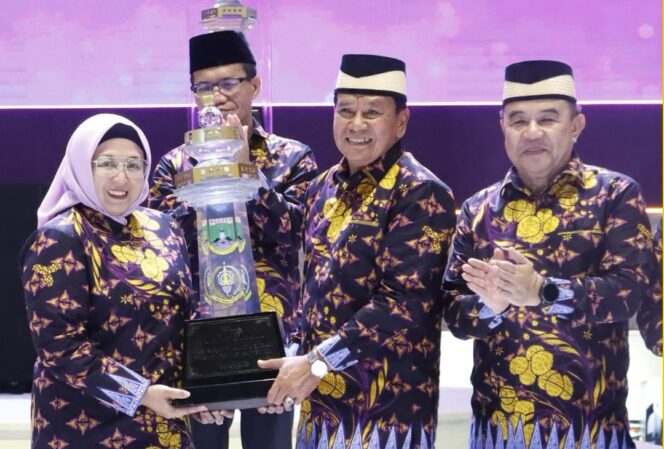 
 Bupati dan Wakil Bupati Tangerang Moch Maesyal Rasyid-Intan Nurul Hikmah saat Menerima Penghargaan Juara Umum MTQ XXII Tingkat Provinsi Banten empat kali berturut-turut. Foto: ist