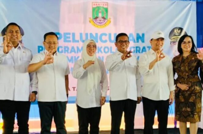 
 Gubernur Banten Andra Soni Didampingi Wakil Gubernur Banten Dimyati Natakusumah, Ketua TP PKK Provinsi Banten, Tinawati Andra Soni, Wakil Ketua DPRD Banten Yudi Wibowo, Sekretaris Komisi V Rifky Hermiansyah dan Wakil Kejati Banten, Yuliana Sagala saat Launching Program Sekolah Gratis. Foto: ist