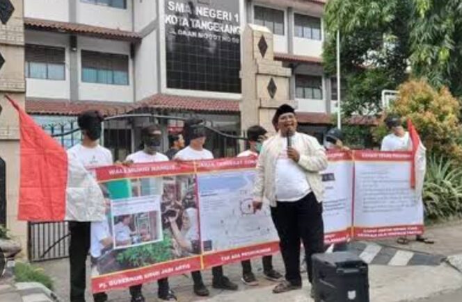 
 Koordinator Jaringan Nurani Rakyat (Janur) Saat Aksi Simpatik Didepan SMAN 1 Kota Tangerang terkait dengan dugaan kecurangan PPDB 2024. Foto: TangerangPos 