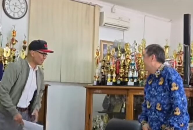 
 Bro Ron DM atau Ronald Aristone Sinaga pemilik Chanel Youtube @BroRonDM bersama Kepala SMAN 2 Kota Tangerang Kukuh Wahyudi. Foto: Tangkapan Layar