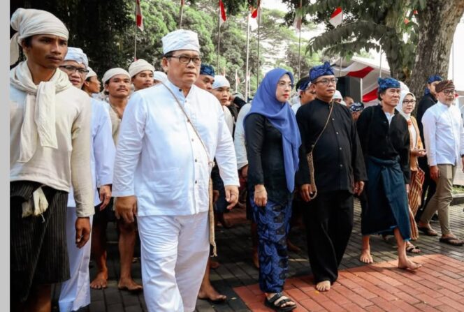 
 Gubernur Banten Andra Soni Didampingi Ketua TP PKK Provinsi Banten, Tinawati Andra Soni saat Menyambut Warga Baduy di Gedung Negara Pendopo Lama Gubernur Banten. Foto: Ist