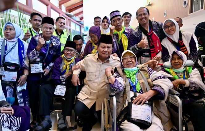 
 Presiden Prabowo Subianto foto bersama Jamaah Haji saat Peresmian Terminal Khusus Haji dan Umrah 2F di Bandar Udara Internasional Soekarno-Hatta, Kota Tangerang, Provinsi Banten, pada Minggu, 4 Mei 2025. Foto: BPMI Setpres 