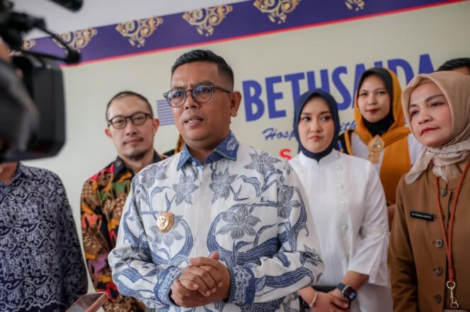 
 Gubernur Banten Andra Soni Didampingi Kepala Dinas Kesehatan Provinsi Banten Ati Pramudji Hastuti saat meresmikan Rumah Sakit Bethsaida Serang. Foto: ist