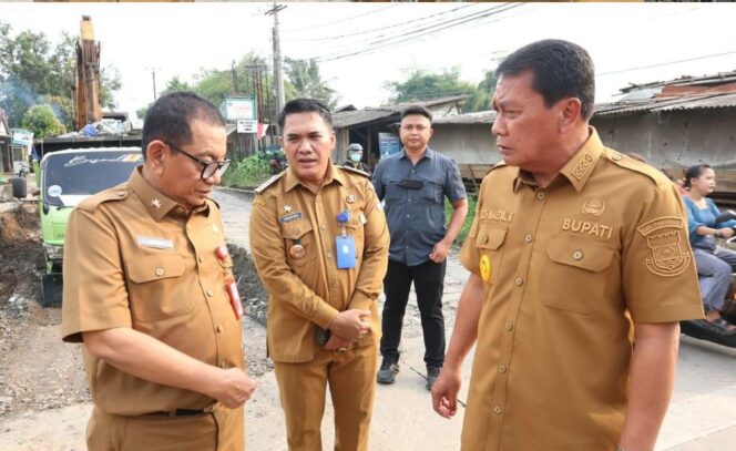 
 Bupati Tangerang Moch Maesyal Rasyid didampingi Kepala Dinas Bina Marga dan Sumber Daya Air (SDA) Iwan Firmansyah dan Camat Cisoka meninjau proses perbaikan Jalan Cangkudu–Cisoka, Selasa (6/5/25). Foto: ist