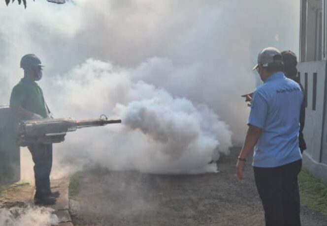 
 PT IKPP Tangerang menggelar penyemprotan fogging di dua wilayah yakni Kelurahan Pakulonan, Kecamatan Serpong Utara, Kota Tangerang Selatan, serta Kelurahan Pakulonan Barat, Kecamatan Kelapa Dua, Kabupaten Tangerang. Foto: TangerangPos 