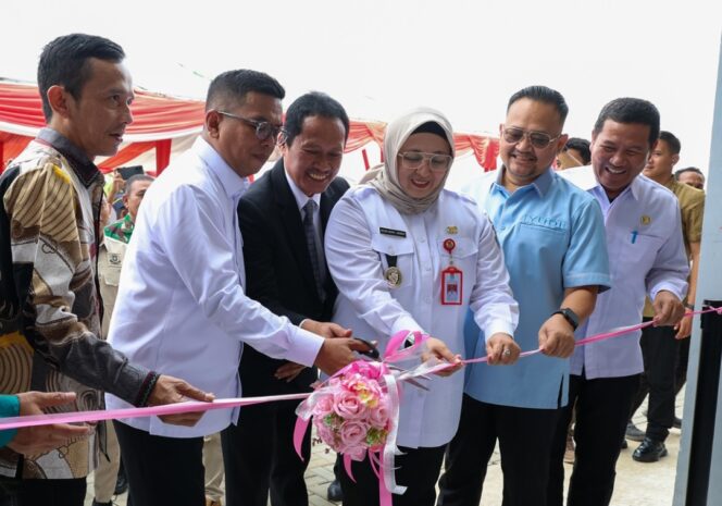 
 Gubernur Banten Andra Soni Didampingi Wakil Ketua DPRD Provinsi Banten Yudi Budi Wibowo, Anggota DPRD Provinsi Banten, Mukhlis dan Wakil Bupati Tangerang Intan Nurul Hikmah saat meresmikan SMKN 15 Kabupaten Tangerang. Foto: TangerangPos 