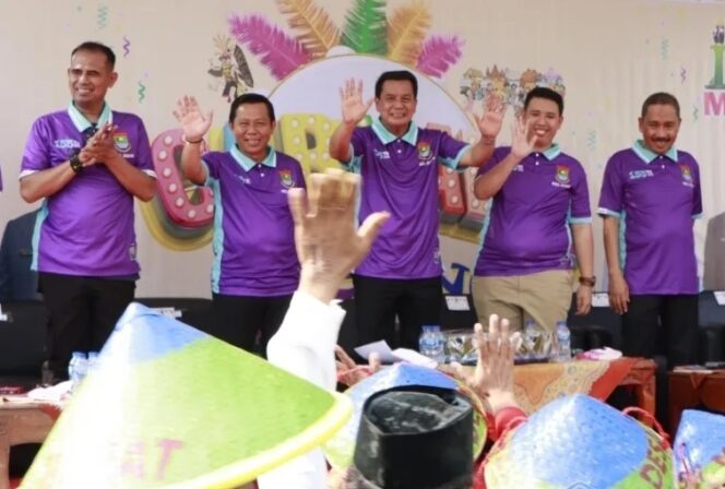 
 Bupati Tangerang Moch Maesyal Rayid Didampingi Camat Mauk Kholid Mawardi saat Festival Karnaval Budaya HUT Ke-155 Kecamatan Mauk. Foto: ist