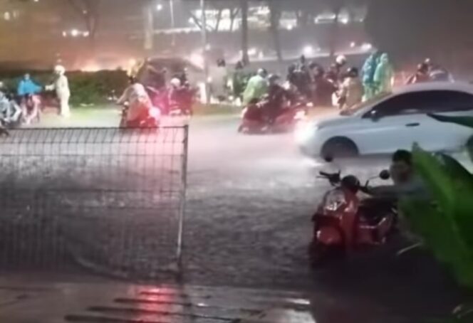 
 Sejumlah Kendaraan Mogok saat Melintasi jalan Graha Raya Bintaro saat Banjir Selasa (13/05/2025). Foto: ist