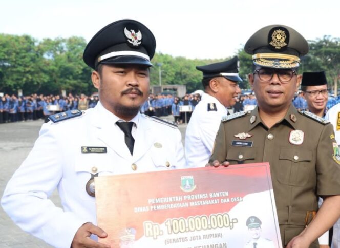 
 Gubernur Banten Andra Soni saat menyerahkan Bantuan Keuangan Desa kepada salah seorang Kepala Desa. Foto: Ist