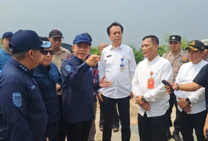 
 Menteri Lingkungan Hidup Hanif Faisol Nurofiq saat Meninjau TPA Jatiwaringin. Foto: ist