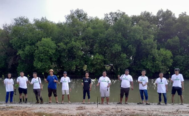 
 Aksi Wartawan Parlemen (Wamen) Tangerang saat Menanam Ribuan Bibit Mangrove di Pantai Api-Api Mauk Kabupaten Tangerang, Sabtu (17/05/2025). Foto: TangerangPos 