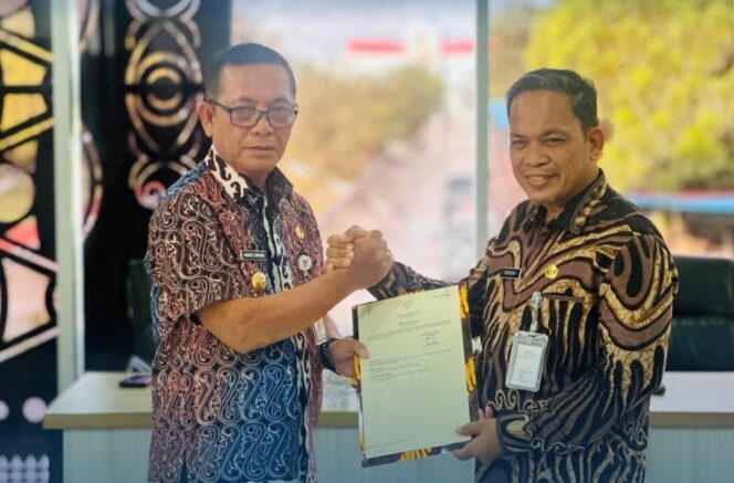 
 Deputi Bidang Pengelolaan Batas Wilayah Negara BNPP RI, Dr. Nurdin, yang mewakili Sekretaris BNPP RI saat serah terima Hibah Barang Milik Negara (BMN) yang diselenggarakan di Pos Lintas Batas Negara (PLBN) Skouw pada, Jumat (16/5/2025). Foto:  BNPP RI