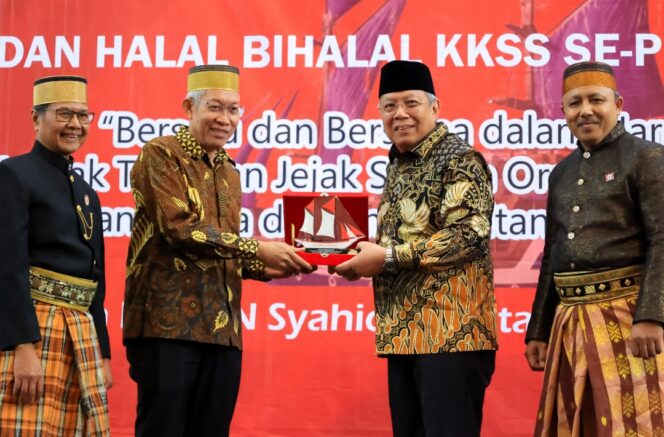 
 Wali Kota Tangerang Selatan (Tangsel) Benyamin Davnie saat menghadiri milad ke-37 Kerukunan Keluarga Sulawesi Selatan (KKSS) di Wisma Syahida Inn, Ciputat Timur, Minggu (18/05/2025). Foto: ist