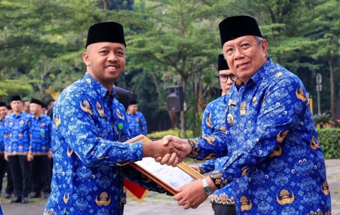 
 Wali Kota Tangerang Selatan (Tangsel) Benyamin Davnie saat memberikan penghargaan kepada Lurah Berprestasi saat Apel Hari Kebangkitan Nasional 2025. Foto: ist